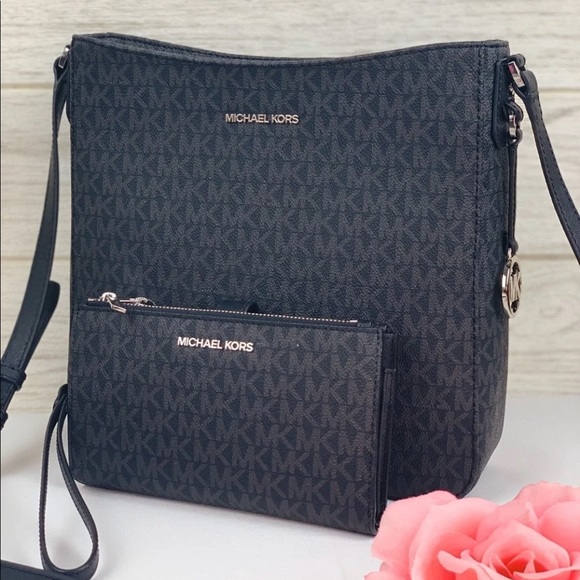Michael Kors Handbags - Michael Kors LG Messenger Crossbody & Wallet Set
